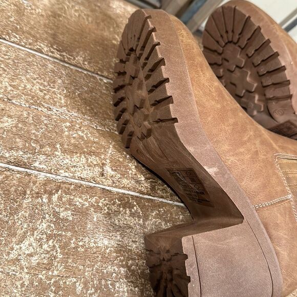 Boots size 10 women taupe color “new” - Picture 7 of 8